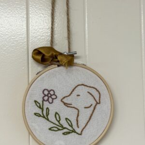 Broderie chien coeur fleurs