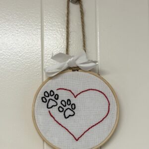 Broderie coeur rouge avec pattes