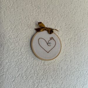 Broderie chat en coeur