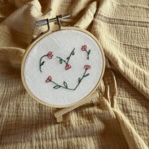 Broderie cœur en fleurs